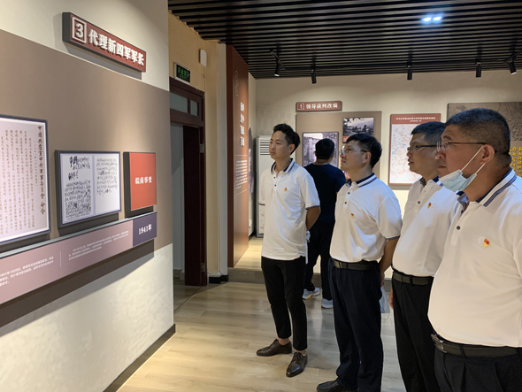 3、察看展覽.jpg