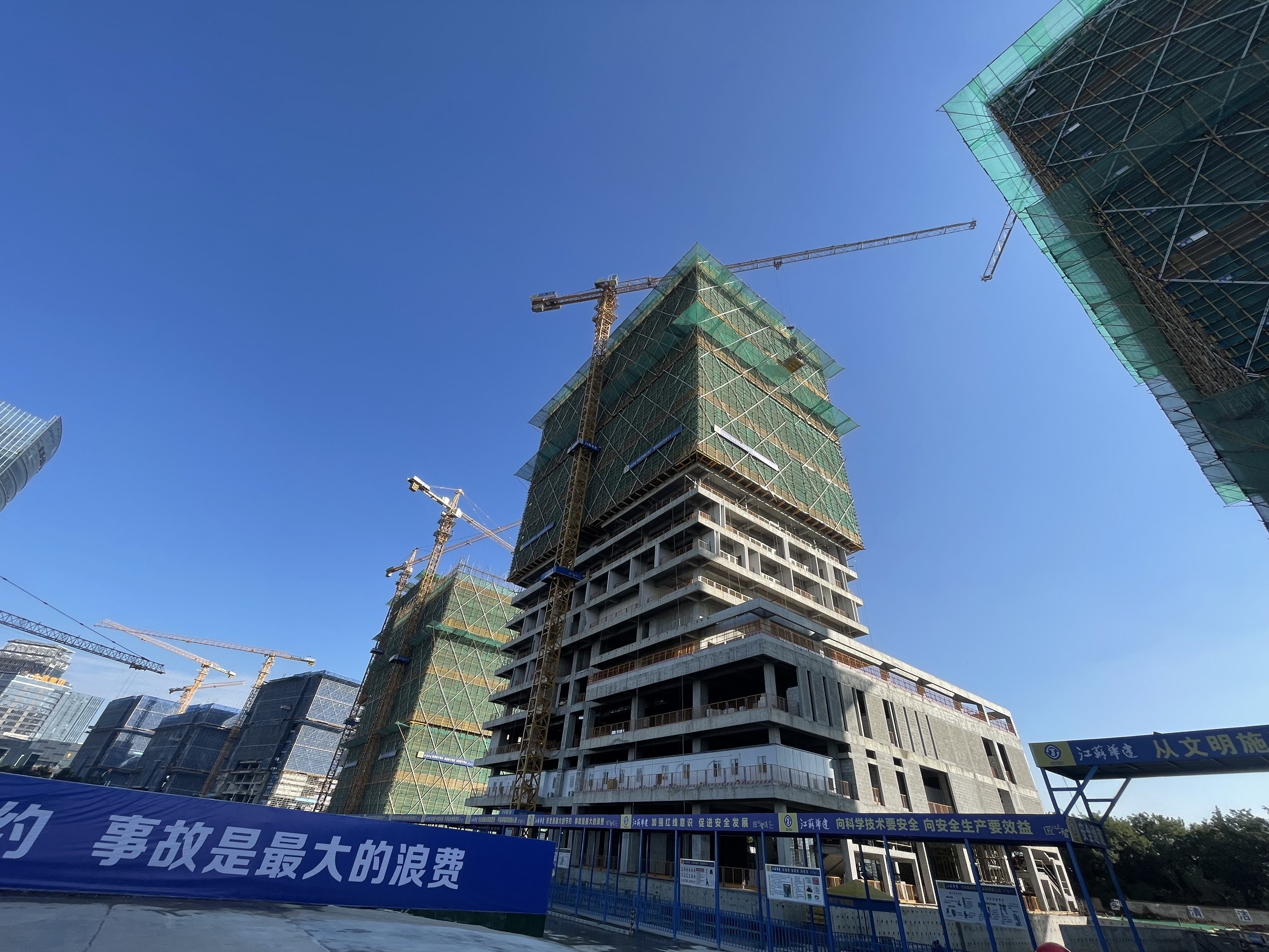 徐州市市委書記一行調(diào)研考察我司淮海金融服務(wù)中心項目.jpg